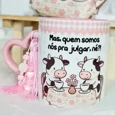 Caneca personalizada "Mas, quem somos nós pra julgar, né?" versão vaquinhas - acompanha saquinho de tecido + pingente