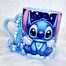 Caneca Personalizada Stitch nas Nuvens - Acompanha saquinho de tecido e pingente