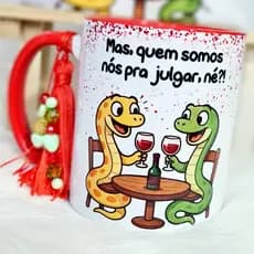 Mas, quem somos nós pra julgar, né?! - Versão duas cobrinhas/vinho  - Caneca personalizada  + saquinho + pingente