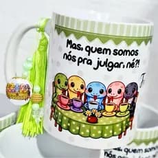 Mas, quem somos nós pra julgar, né? - Versão 5 cobrinhas com nome personalizado - Caneca + saquinho de tecido + pingente