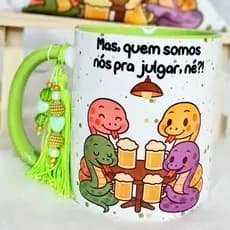 Caneca personalizada "Mas, quem somos nós pra julgar, né?!" - versão 4 cobrinhas - Acompanha saquinho + pingente