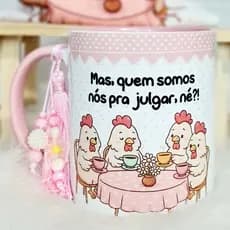 Caneca personalizada "Mas, quem somos nós pra julgar, né?!" - Versão 4 galinhas - Acompanha saquinho de tecido + pingent