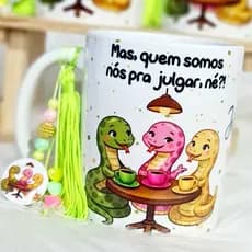 Mas, quem somos nós pra julgar, né? - Versão 3 cobrinhas com nome personalizado - Caneca + saquinho de tecido + pingente