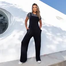 Jardineira Feminina Pantalona com Bolsos Macacão Soltinho Casual Confortável Chic Não Acompanha  Blusa