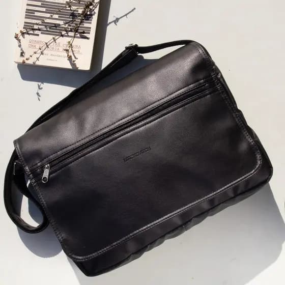 Bolsa masculina, pasta carteiro, bolsa lateral masculina, pasta not, pasta unissex, tiracolo em sintético preto e marrom