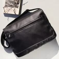 Bolsa masculina, pasta carteiro, bolsa lateral masculina, pasta not, pasta unissex, tiracolo em sintético preto e marrom