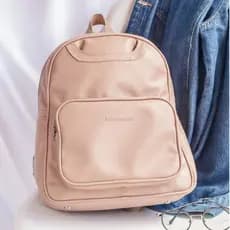 Mochila feminina casual, média, com bolso na frente e em couro sintético nas cores preto, nude, caramelo e marrom