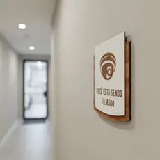 Placa de Sinalização Câmera de Segurança MDF Alto Relevo 15x13cm Para Porta