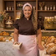 Dolma Feminino GABARDINE Manga Curta Uniforme Profissional Chef de Cozinha Confeitaria com Avental e Faixa de Cabelo