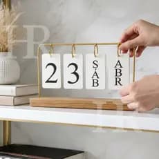 Calendário de Mesa Decorativo com Plaquinhas Dourado