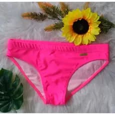 Sunga slim masculina de praia adulta cavada slip rosa neon.