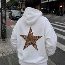 Moletom com capuz casual, estampa estrela leopardo e beijo.