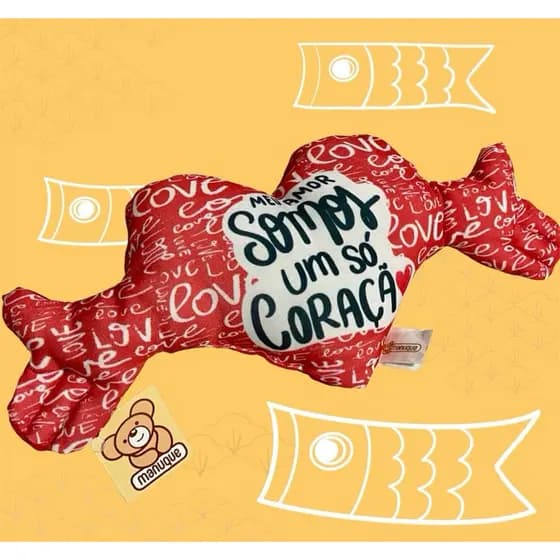 Almofada coração de braços abertos “meu amor somos um só coração “