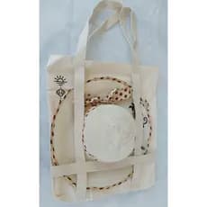 Bolsa tecido cru com porta chapéu de praia e bolsos.