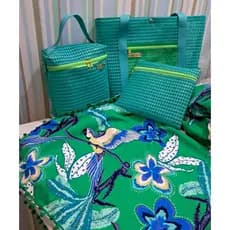 Kit bolsa de praia ou piscina com nécessaire e toalha grande.