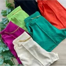 Short Com Uma Corrente, Bolso Nas Laterais