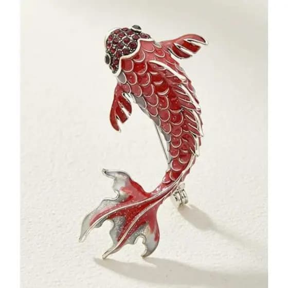 Broche Peixe Koi Prateado com Esmalte e Cristais – Símbolo de Sorte e Prosperidade