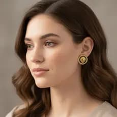 Brincos Femininos Dourado com Leão | Medalhão Luxo Ouro Esmalte Preto | Acessório Elegante