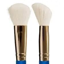 O pincel L28512 é um pincel chanfrado para blush e contorno da marca Lully Makeup que possui cerdas naturais