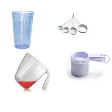 Kit medidores 10 peças Branco (Colheres, Xícaras, Jarra 600 ml e Copo 500 ml azul com escritas em Branco.