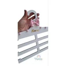 Porta faixinha com nome personalizado organizador laço MDF de bebê e porta xuxinha menina infantil.