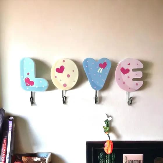 Kit C/4 Ganchos De Parede Adesivos Decoracao Love Multiuso Ganchos