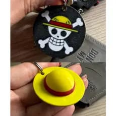 Chaveiro One Piece com Chapéu de Palha Amarelo do Luffy + Pingente Jolly Roger