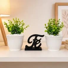 Kit Vasinhos Brancos Decorativos Polietileno + Plaquinha de Mesa – Decoração Sala Escritório