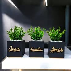 Conjunto de vasinhos de madeira MDF com as palavras "Jesus, Família e Amor"