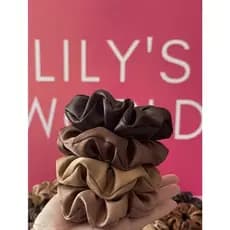 kit com 4 xuxinhas ou scrunchies pretas em cetim cabelos sem frizz e sem quebras