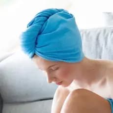 touca toalha turbante em microfibra sem frizz e secagem rápida com uma xuxinha