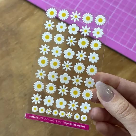 Cartela Adesivo DTF UV Mini Flores Brancas FLW01 48 Unidades Alto Brilho Personalização 3D - 1, 2, 3, 4 ou 5 cartelas