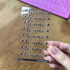 Cartela Adesivo DTF UV - Palavra "TE AMO" (08 un) em PRETO Ref. DT019 Namorados - 1, 2, 3, 4 ou 5 cartelas