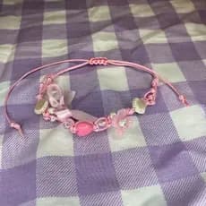 Pulseira Coquete Rosa de Miçangas e Macramê com Laço