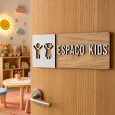 Placa Sinalização Espaço Kids Infantil em MDF Amadeirado para Porta Parede 25x9cm