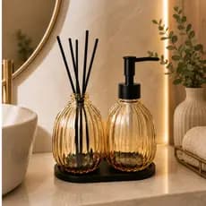 Kit Porta Sabonete Liquido + Difusor de Ambiente  Dourado com Bandeja 400 ML Banheiro Lavabo  em Vidro