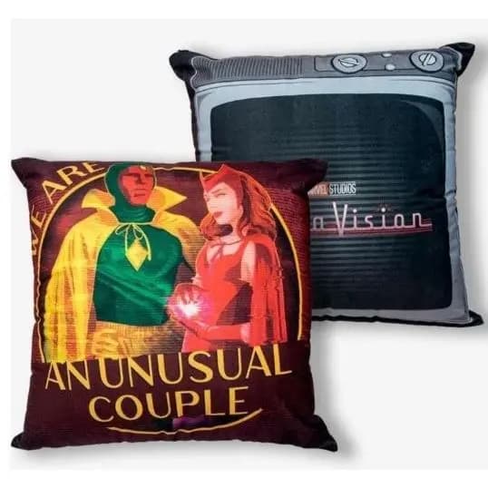 Almofada WandaVision 40x40- Feiticeira Escarlate- Marvel ● Produto Original Disney e licenciado ZonaCriativa