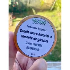 Sabonete artesanal da prosperidade com canela louro alecrim e semente de girassol