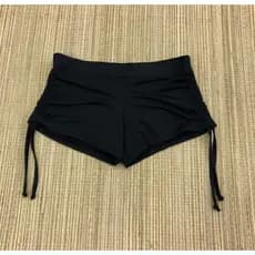 short de praia com amarração nas laterais biquíni plus e slim
