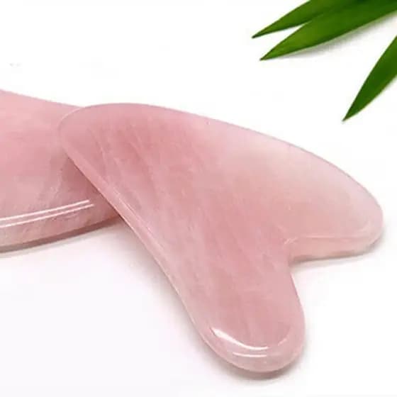 Pedra de Quartzo Gua Sha Rosa Claro Antissinais Formato Coração - Massagem Facial