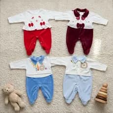 Macacão de Plush Bebê Manga Longa com Bordado Kit Gomes Baby Sortido 2 Peças