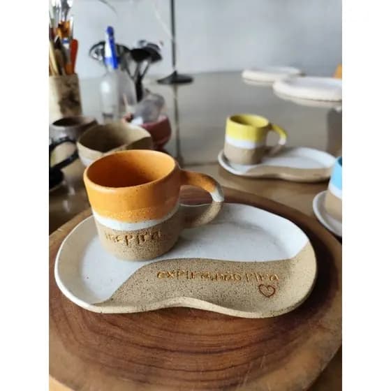 Conjunto de Cerâmica  Inspire-se. O kit contém 1 xícara e 1 prato.