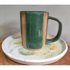 conjunto de prato e caneca de cerâmica.