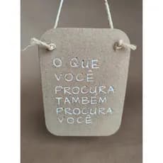 plaquinhas de cerâmica.