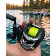 carretilha de pesca já  com linha multifilamnte 042mm lado direito excelente para pescaria de peixes grandes