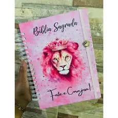 Biblia Sagrada Personalizada Com Nome Frase Capa Dura Versão NVI Atualizada Leão Rosa Monte a sua.
