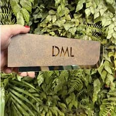 Placa Premium de Sinalização em Acrílico na Cor Aço corten. NOVIDADE!!!