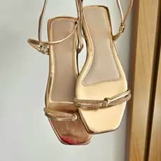 Sandália Feminina Delicada Rasteirinha Metalizada Lilás Verde Preta Marfim Prata Rosé Gold com Strass Moda Brilho
