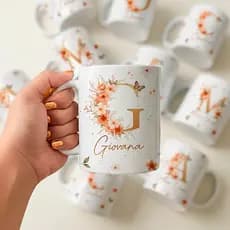 Caneca Personalizada com Nome e Letra Inicial Floral – Porcelana 325ml