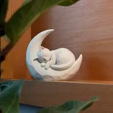Escultura Decorativa Gatinho na Lua Crescente Enfeite para Quarto Sala + BRINDE